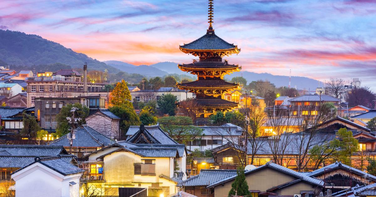 Wycieczka do Japonii 14 dni — panorama Kioto o zmierzchu z pagodą