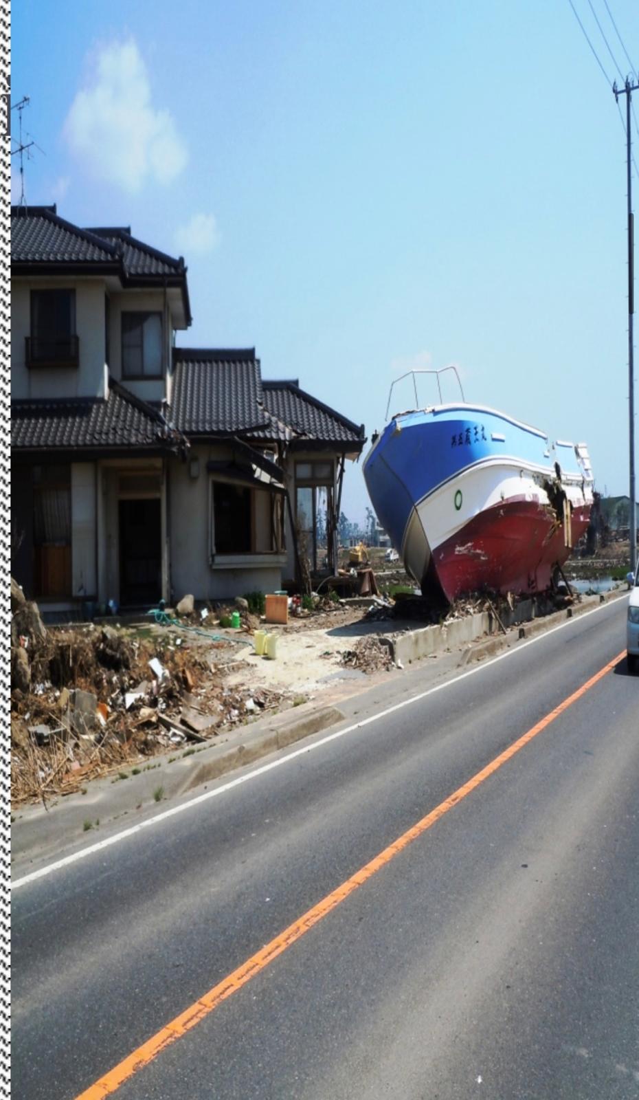 Łódź rybacka wyrzucona przez tsunami na ulicę Kesennumy, czerwiec 2011