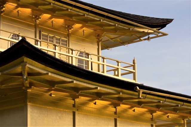 Zbliżenie na złote kondygnacje Kinkaku-ji w Kioto