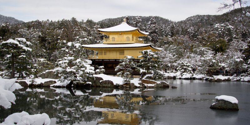 Kinkaku-ji zimą pokryta śniegiem z odbiciem w stawie Kyoko-chi