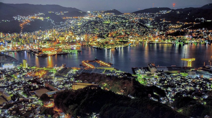 Nocna panorama Nagasaki z góry Inasayama