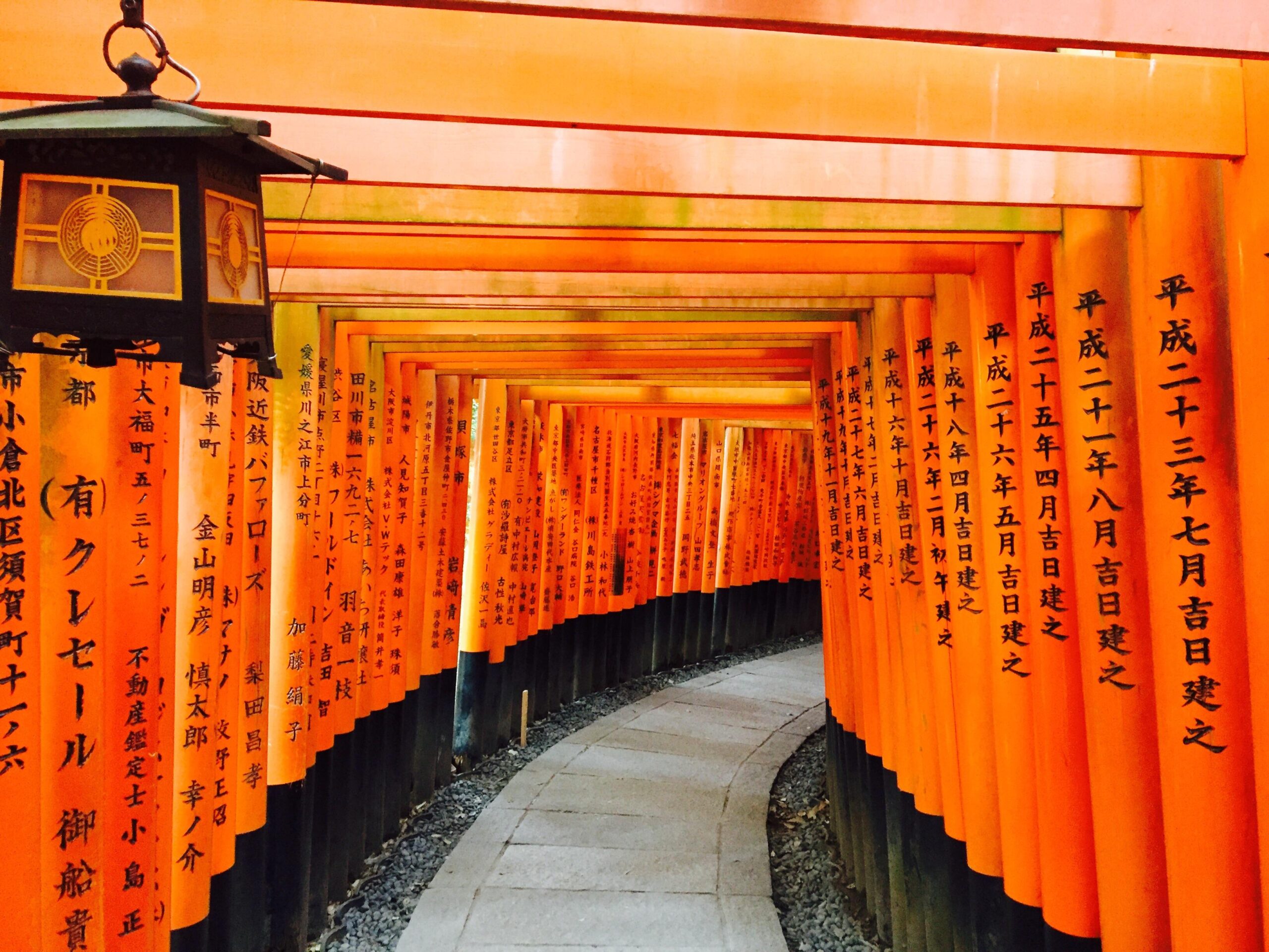 Tunel pomarańczowych bram torii w świątyni Fushimi Inari Taisha w Kioto